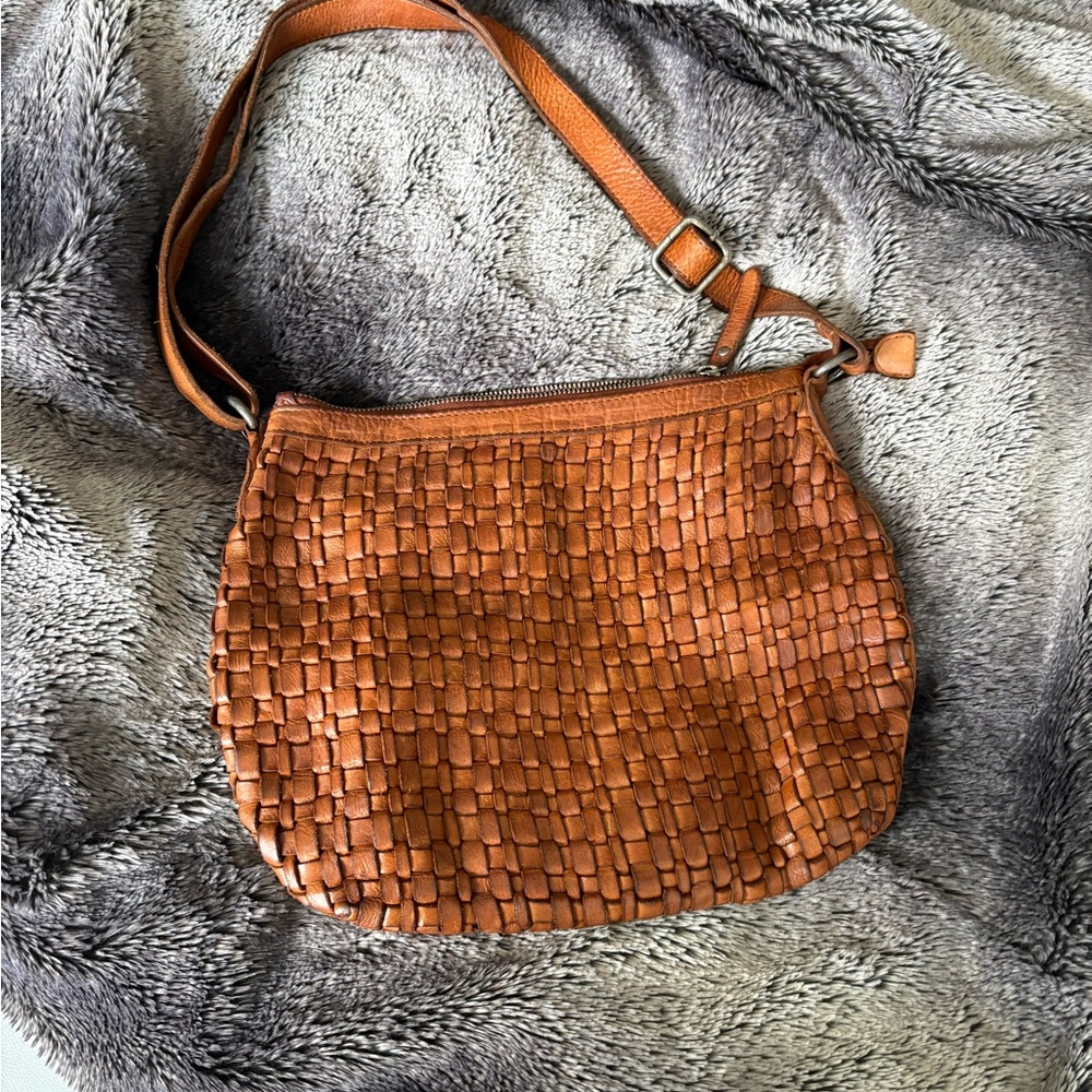 Elegant Woven Leather Shoulder Bag
